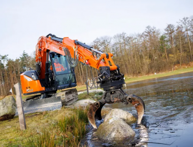 Zoom sur la pelle sur chenilles Hitachi  ZX 95 USB-7