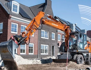 Focus sur la pelle sur pneus Hitachi ZX135W-7 
